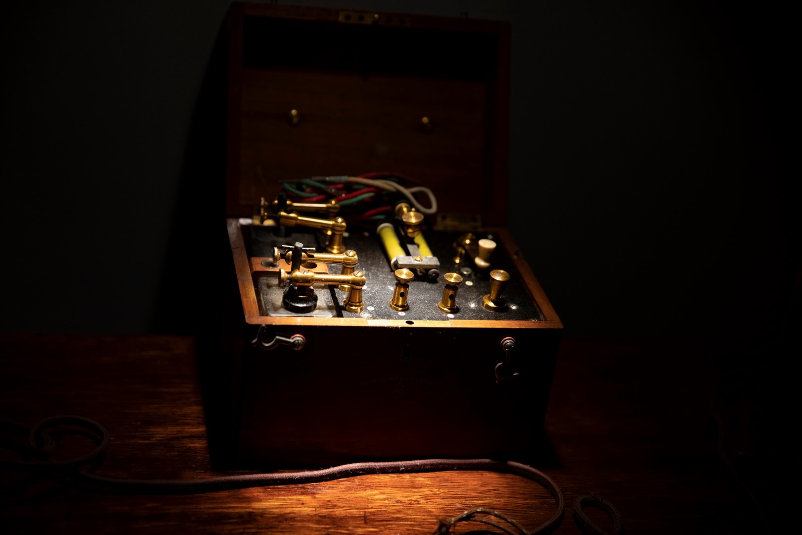 Ηλεκτρισμός και μεγάλοι εφευρέτες - Mπαταρία τηλεγραφικού συστήματος 1890-1900