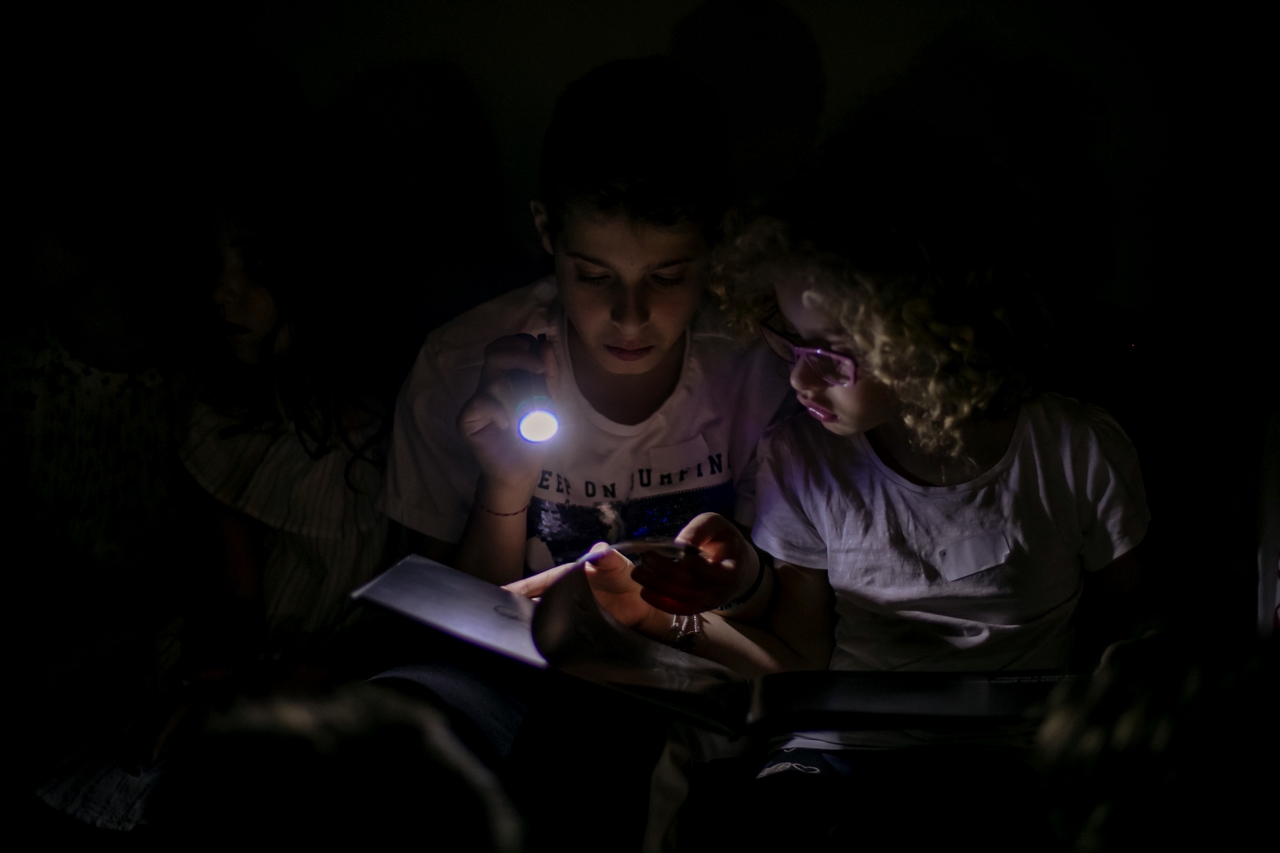 Museum in the dark - Μαθητές διαβάζουν στο σκοτάδι με φακό