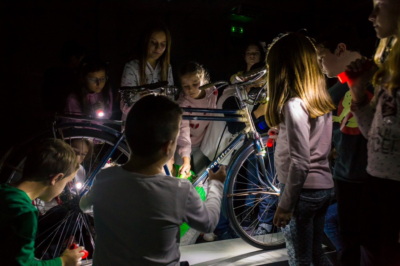Museum in the dark - Παιδιά κοιτούν ένα ποδήλατο