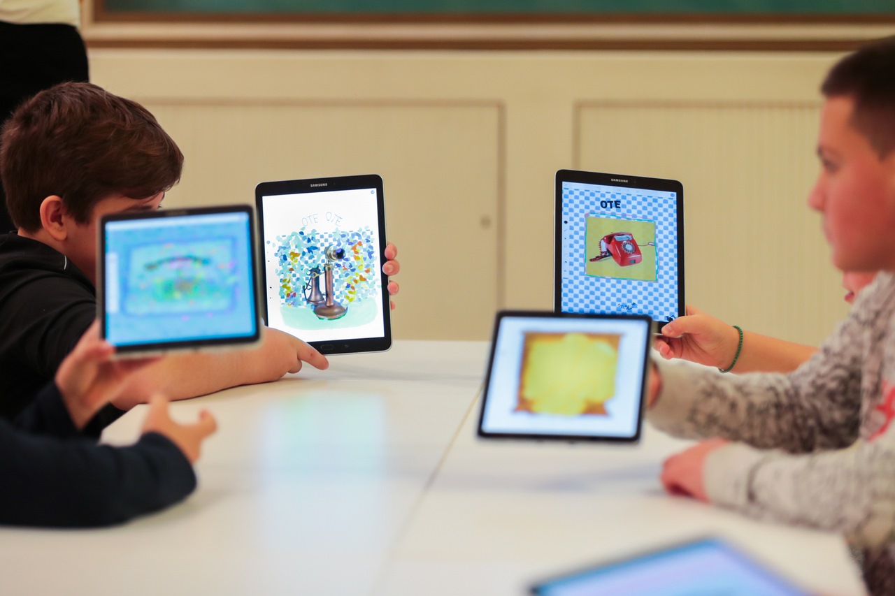 Ο γύρος των Μουσείων του κόσμου σε 90 λεπτά - Τα παιδιά δείχνουν εικόνες πρώτων τηλεφώνων σε tablet