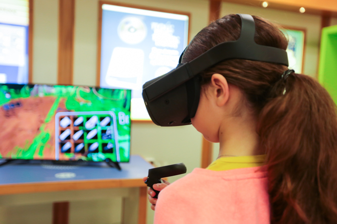 VR & 3D Ζωγραφική - Κορίτσι παρακολουθεί έκθεση μέσω VR