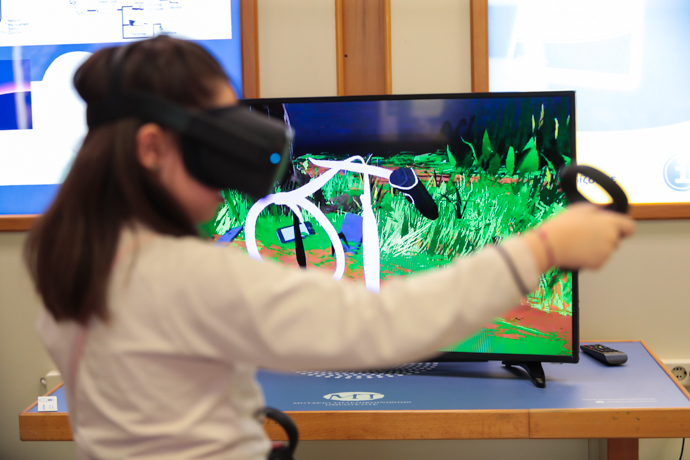 VR & 3D Ζωγραφική - Κορίτσι παίζει VR παιχνίδι