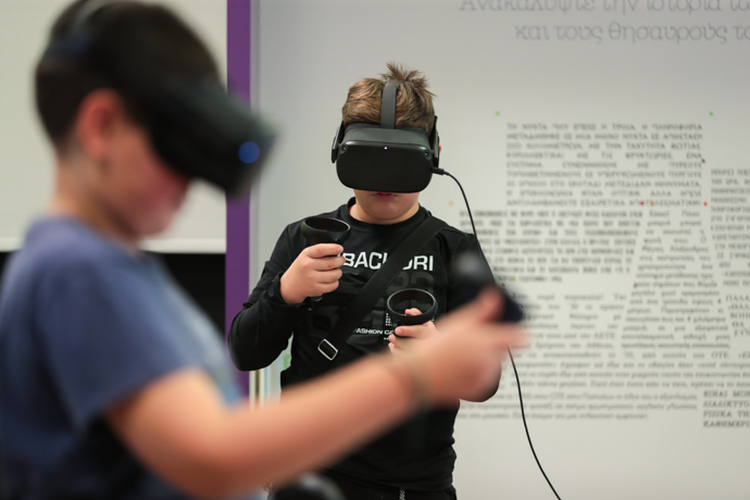 VR & 3D Ζωγραφική - Παιδιά παίζει VR παιχνίδι