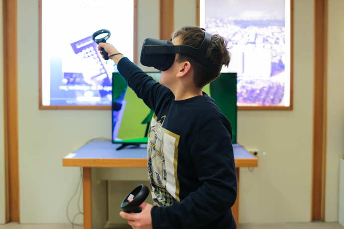 VR & 3D Ζωγραφική - Παιδί παίζει VR παιχνίδι
