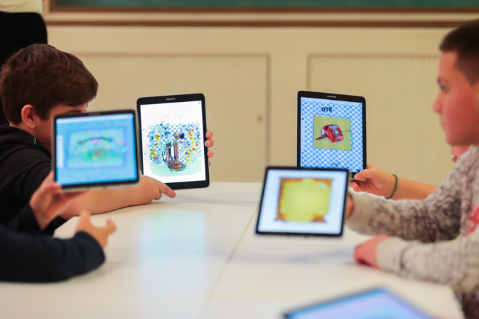 VR & 3D Ζωγραφική - Παιδιά δείχνουν στα tablets εικόνες παλιών τηλεφώνων