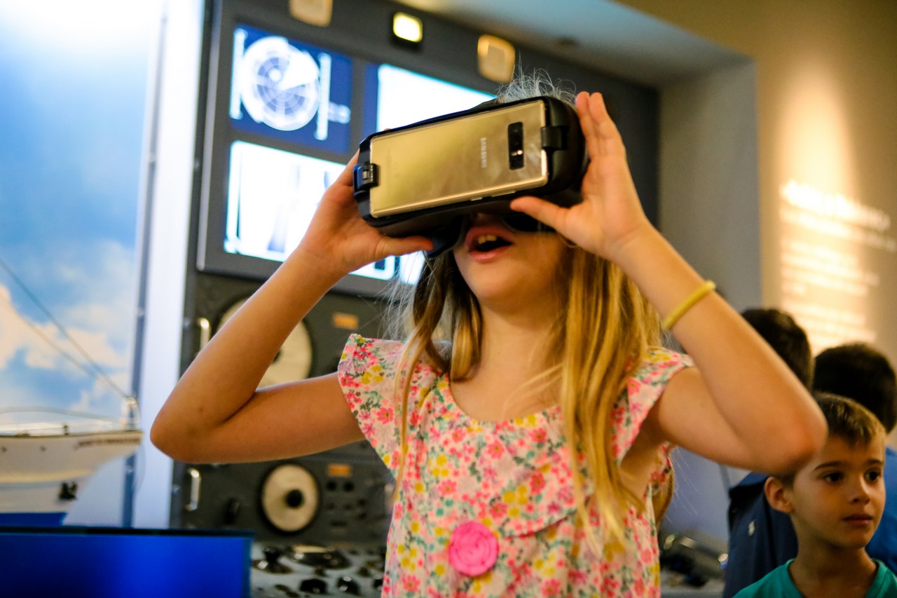 Ζήσε το Μουσείο Αλλιώς! - Κορίτσι φοράει VR γυαλιά
