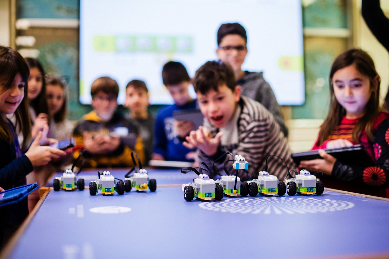 Τα ρομπότ μπαίνουν στο Μουσείο! - Παιδιά κοιτούν κατασκευές με ενθουσιασμό