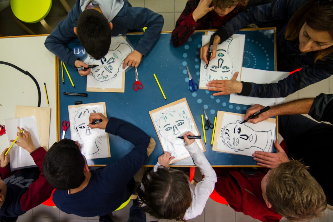 Χαρακτική στο Μουσείο - Παιδιά ζωγραφίζουν χάρτινες φιγούρες